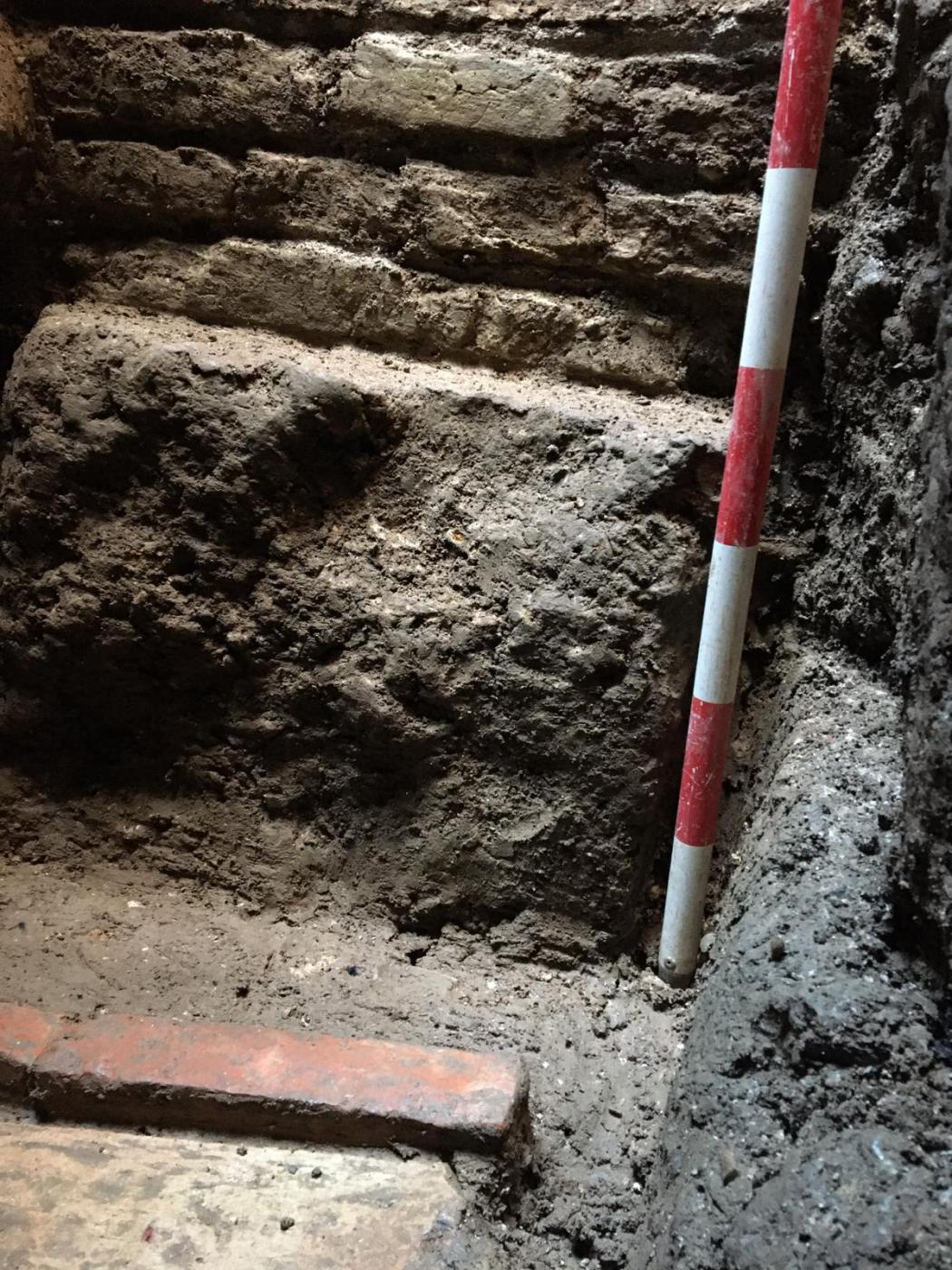 Las dimensiones de los sillares apuntan a la existencia de un edificio importante de época paleocristiana bajo la zona de implantación islámica