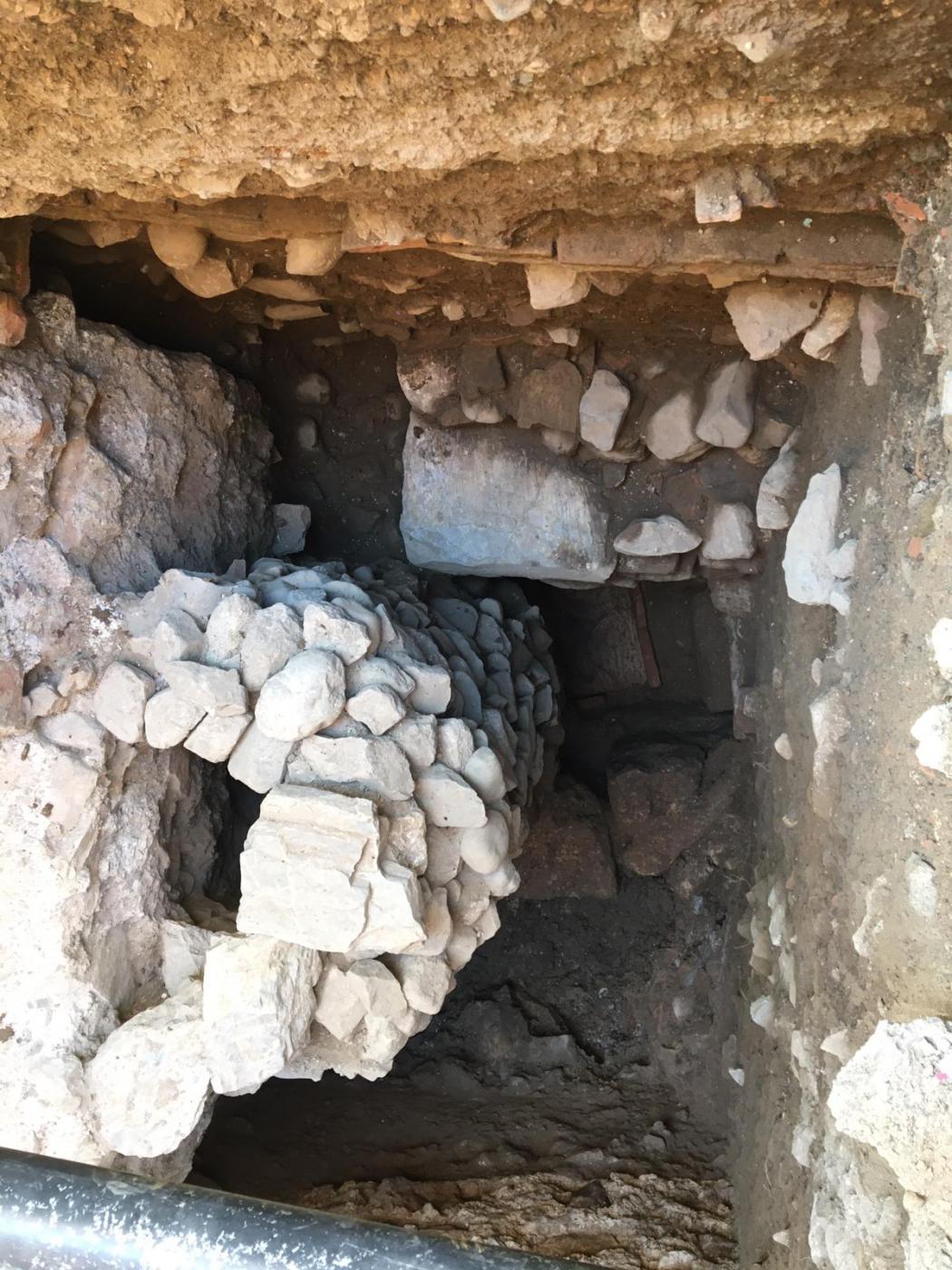 Parte del contrafuerte de la mezquita y pozo de drenaje asociado (ya tenían entonces problemas con la cimentación). Los muros sobre los que se asienta son las estructuras tardorromanas (paleocristianas)