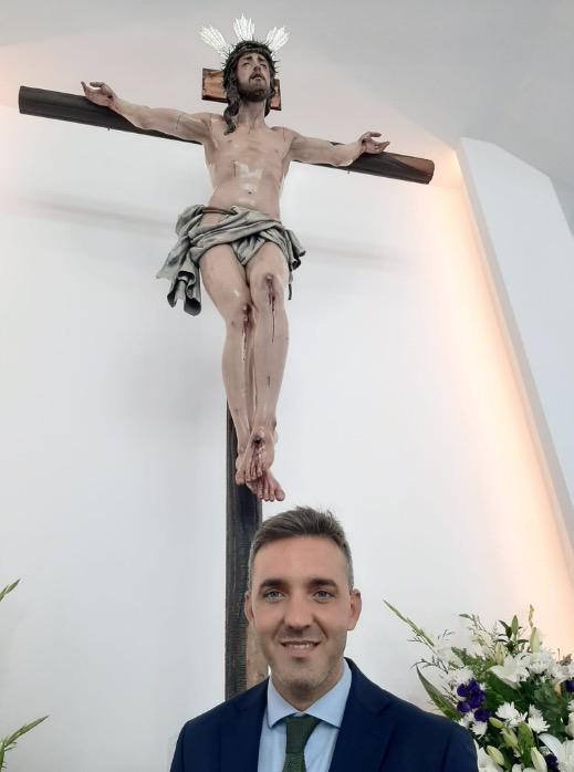 Juan Vega con el Cristo de la Compasión
