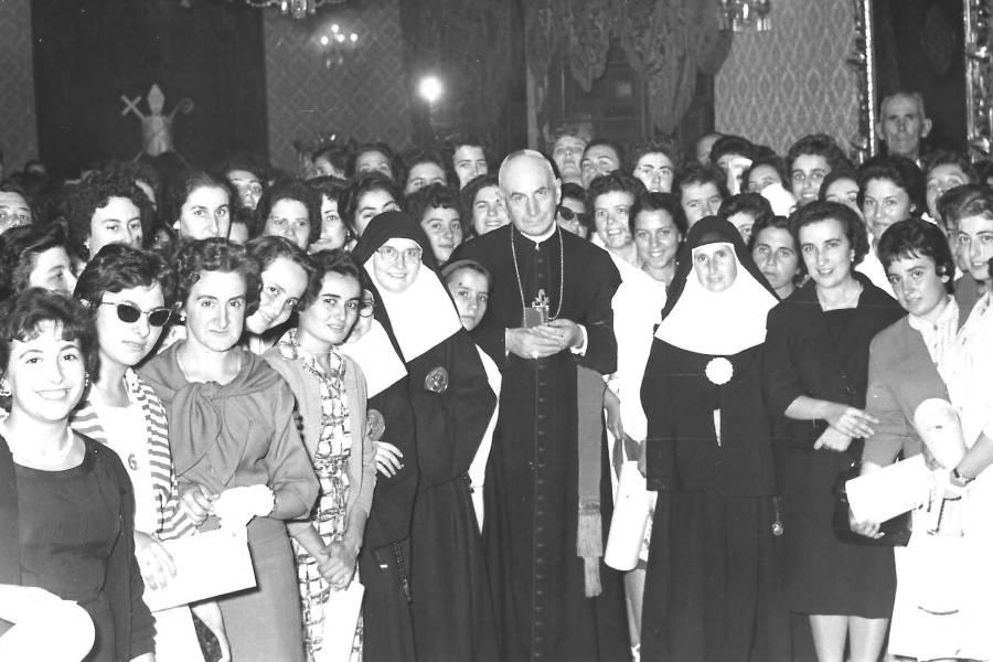 D. Ángel con la madre Manuela de Gamarra en vista al colegio y algunas visitadoras, María Cristina y Emilia Plana. Agosto, 1959