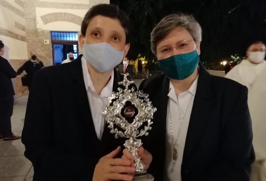 La hna. María del Valle Camino, junto a la superiora de Málaga, María Soledad Ferrero, con la reliquia de san Manuel González entronizada en el Santuario de la Victoria por el año Jubilar