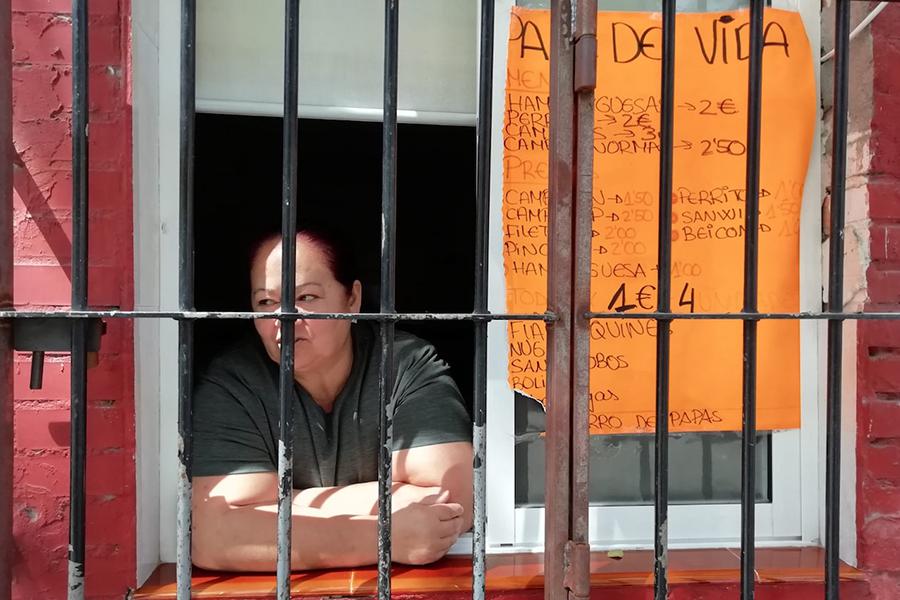 Una mano tendida tras las rejas