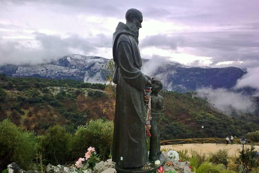 Escultura de Fray Leopoldo en Alpandeire