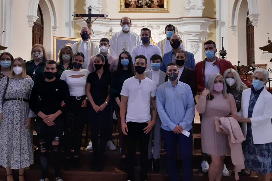 Confirmaciones de adultos en la parroquia de Nuestra Señora del Carmen