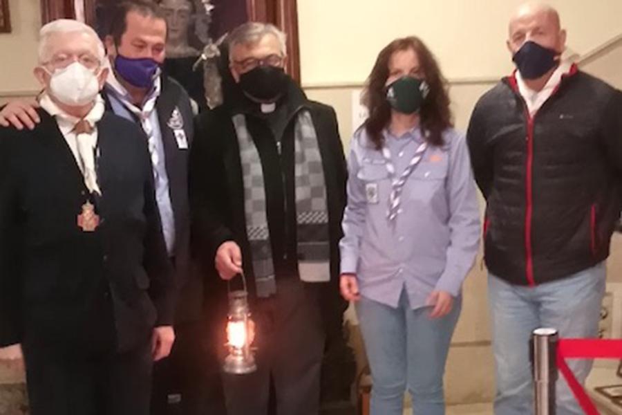 Eduardo Resa, Vicario episcopal de Melilla, recibe la Luz de la Paz de Belén para llevarla a la Ciudad Autónoma