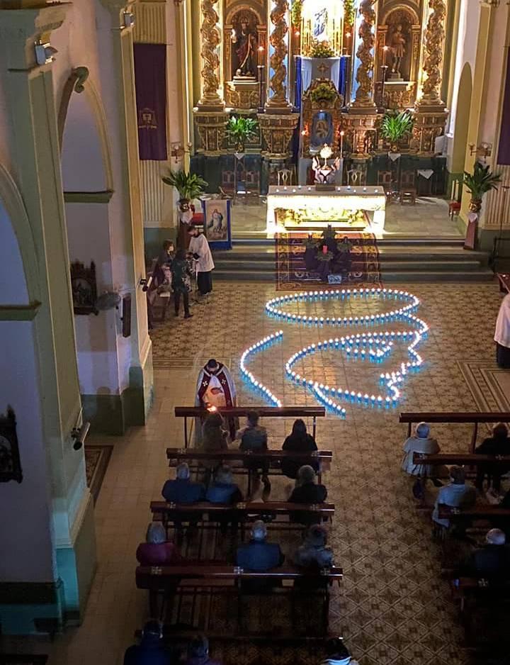 Velas formando la imagen de la Virgen María en la parroquia de San Marcos Evangelista en Cuevas de San Marcos