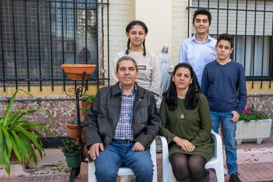 Azeza y su marido Bassan junto a sus tres hijos tras más de dos años separados