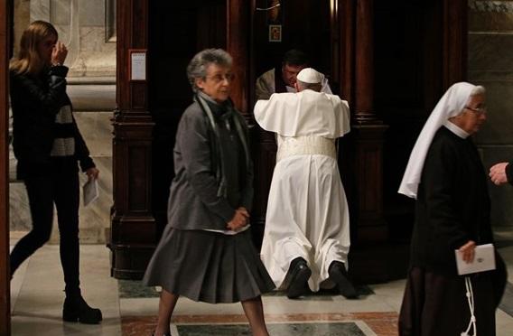 El Papa invita a frecuentar la confesión