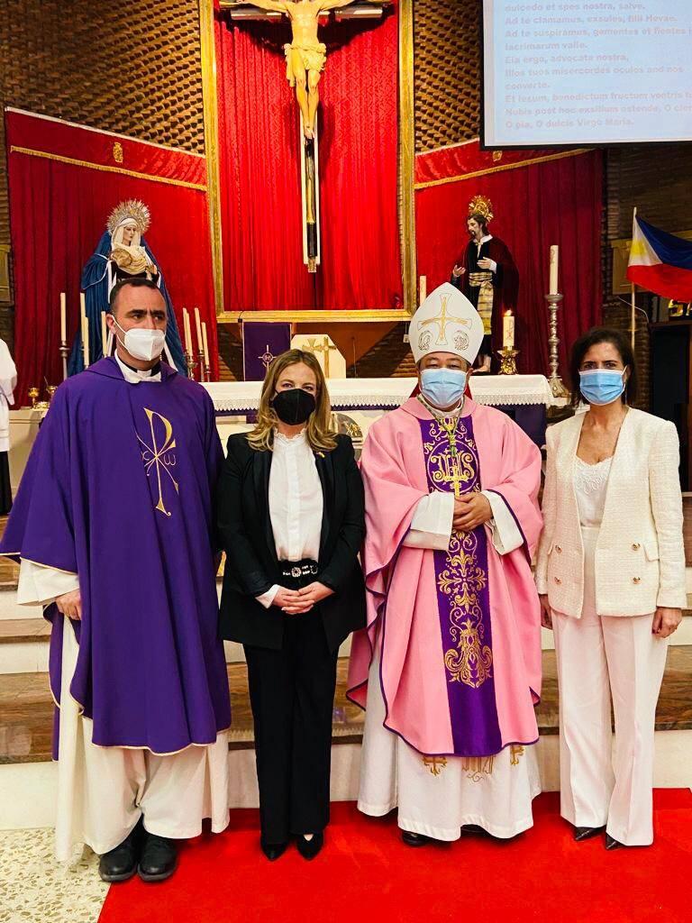 El Nuncio del Papa junto a la cónsul de Filipinas en España, en el centro, y el sacerdote Rafael Rodríguez Sainz de Rozas