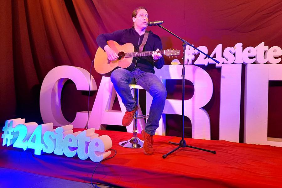 Música católica en #24siete por el Hogar San Carlos