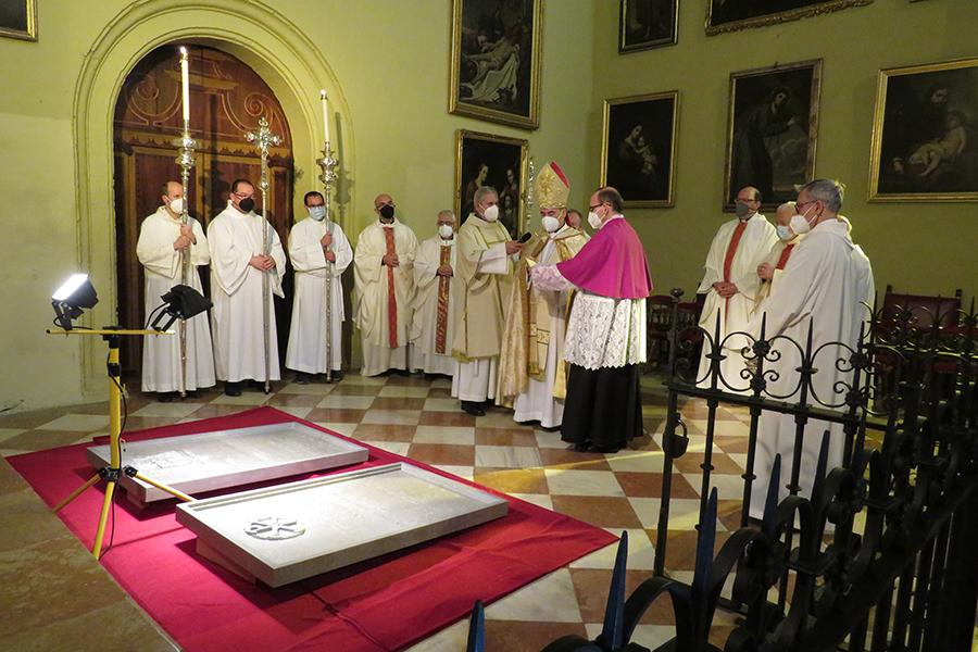 Bendición de las laudas dedicadas a D. Antonio Dorado y D. Fernando Sebastián // E. LLAMAS
