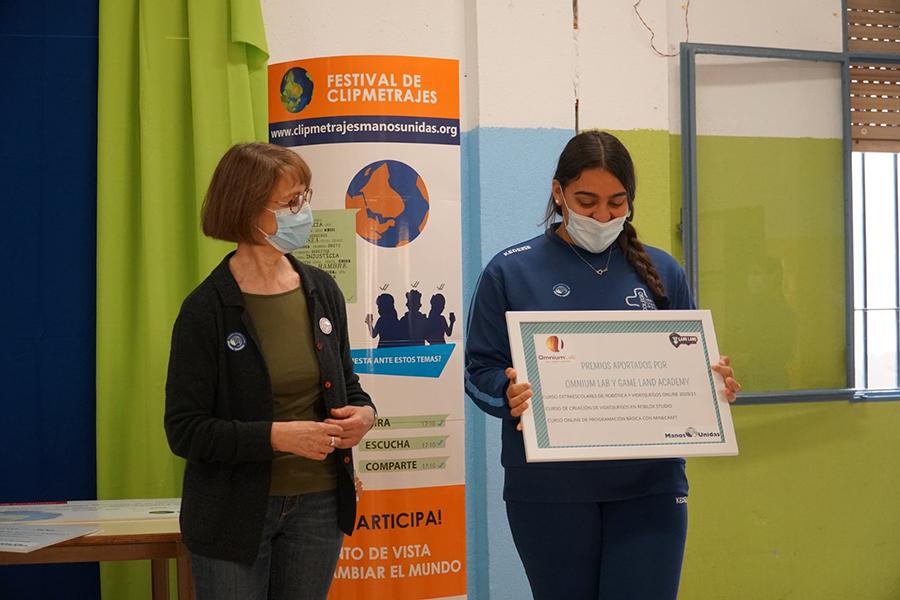 Entrega al Colegio Misioneras Cruzadas de la Iglesia de Málaga del Primer Premio Autonómico Escuela Secundaria del XII Festival de clipmetrajes de Manos Unidas