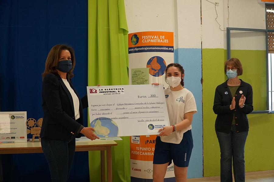 Entrega al Colegio Misioneras Cruzadas de la Iglesia de Málaga del Primer Premio Autonómico Escuela Secundaria del XII Festival de clipmetrajes de Manos Unidas