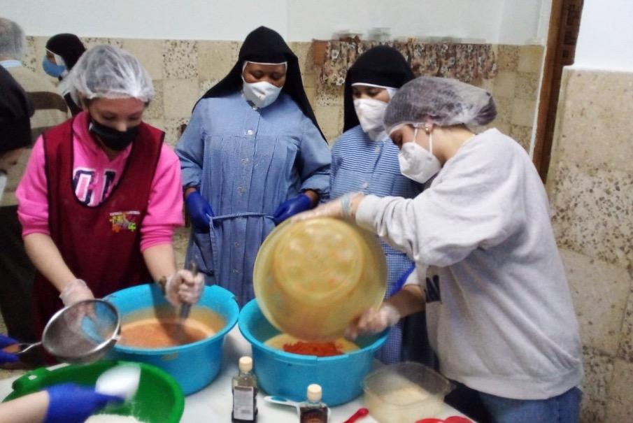 Jóvenes y monjas unidos por la repostería