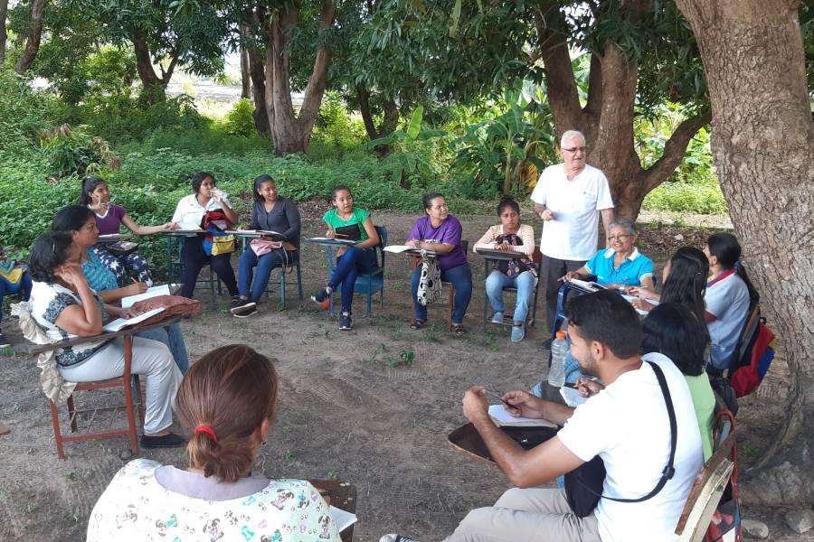 Actividad de la Escuela de Adultos Madre del Amor Doloroso en la Misión de Caicara del Orinoco en Venezuela
