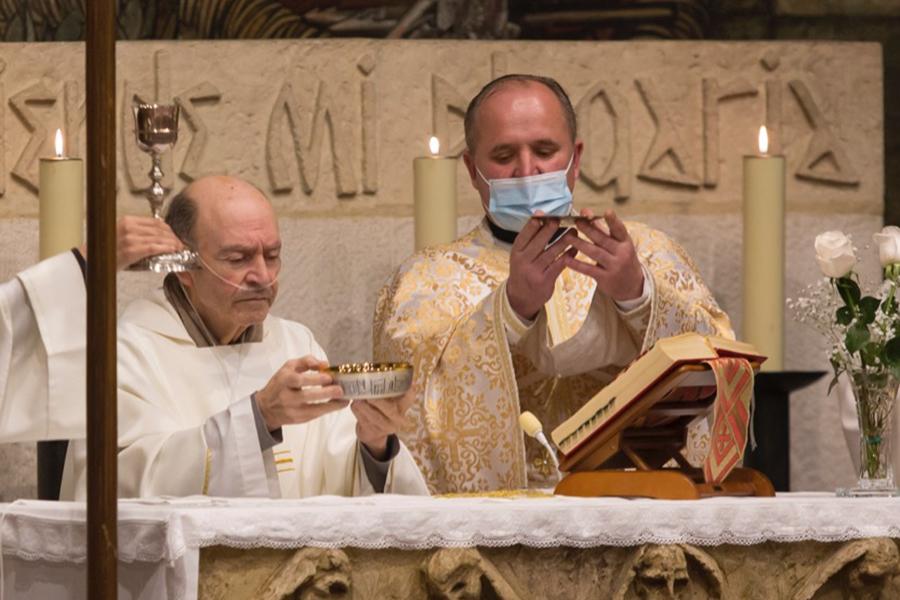 Sacerdote casado y con una comunidad muy familiar