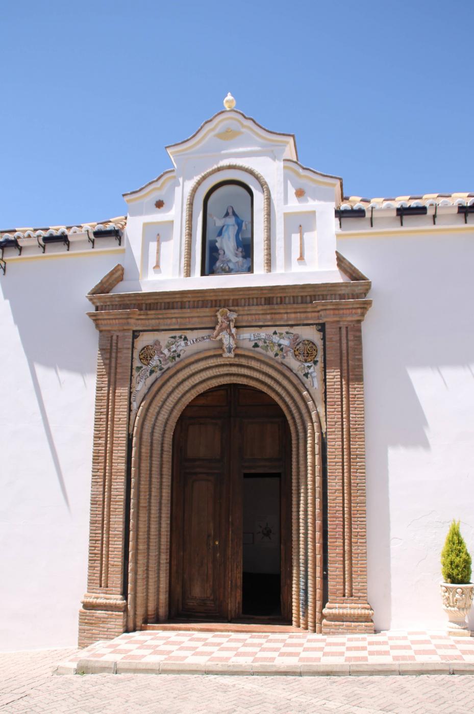 El pótico de la parroquia de Ntra. Sra. de la Asunción en Cómpeta está rematado por un mosaico del escultor Antonio Rivas