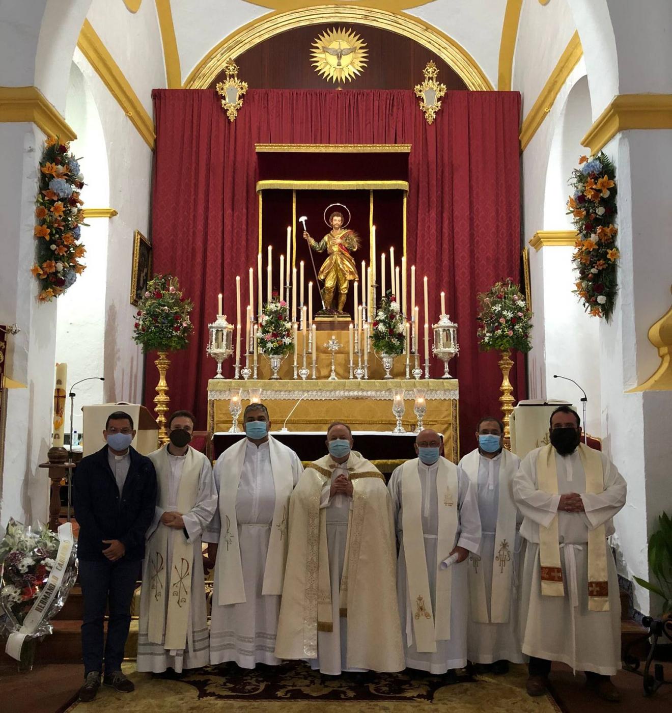El vicario episcopal para el Laicado, Manuel Angel Santiago, junto a los sacerdotes del arciprestazgo durante la celebración