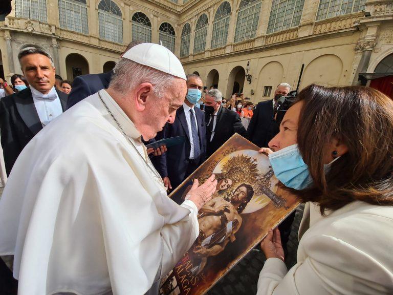 El Papa Francisco ha bendecido la réplica al óleo del cartel del Centenario de Raúl Berzosa