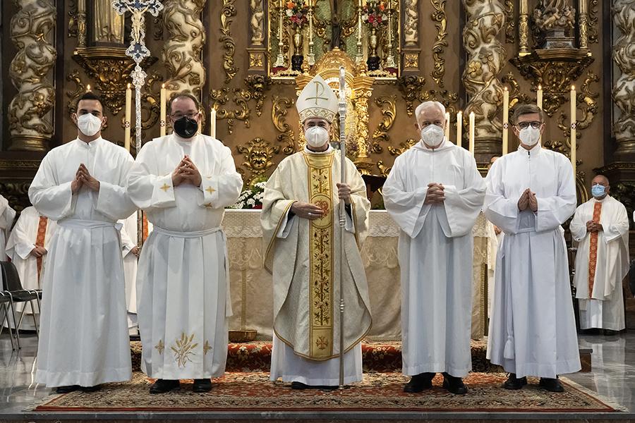 Cuatro laicos reciben los ministerios de lector y acólito