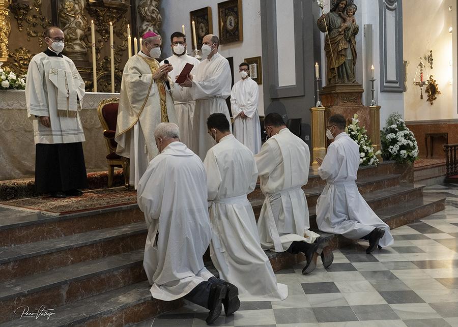 Ministerios de lector y acólito // F. VALLEJO