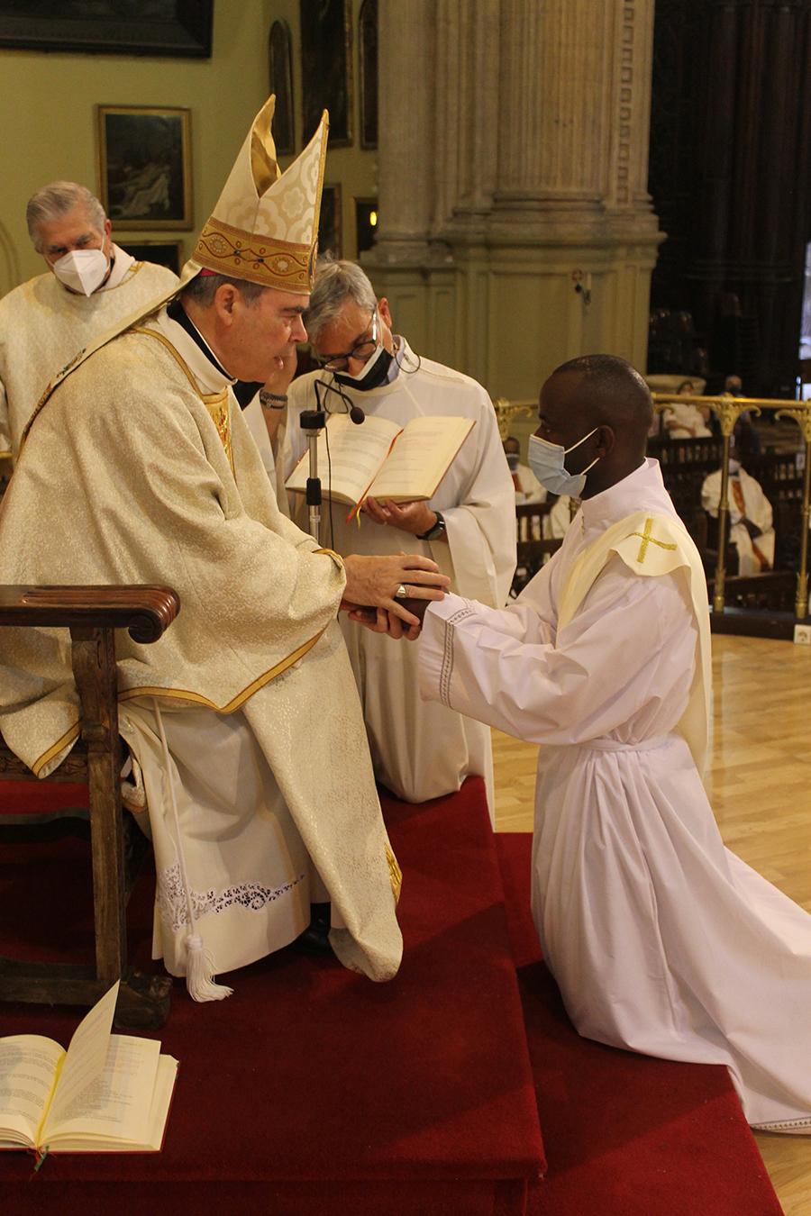 Ordenación sacerdotal de Fernando Eningo Patabobe de manos del Obispo de Málaga, D. Jesús Catalá // A. LÓPEZ CARDOSA