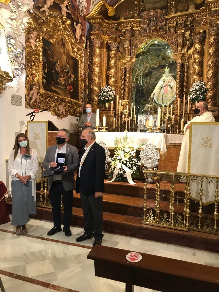Entrega de la Azucena de Plata al hermano mayor de la Real Archicofradía de María Santísima de Araceli, Rafael Ramírez Luna