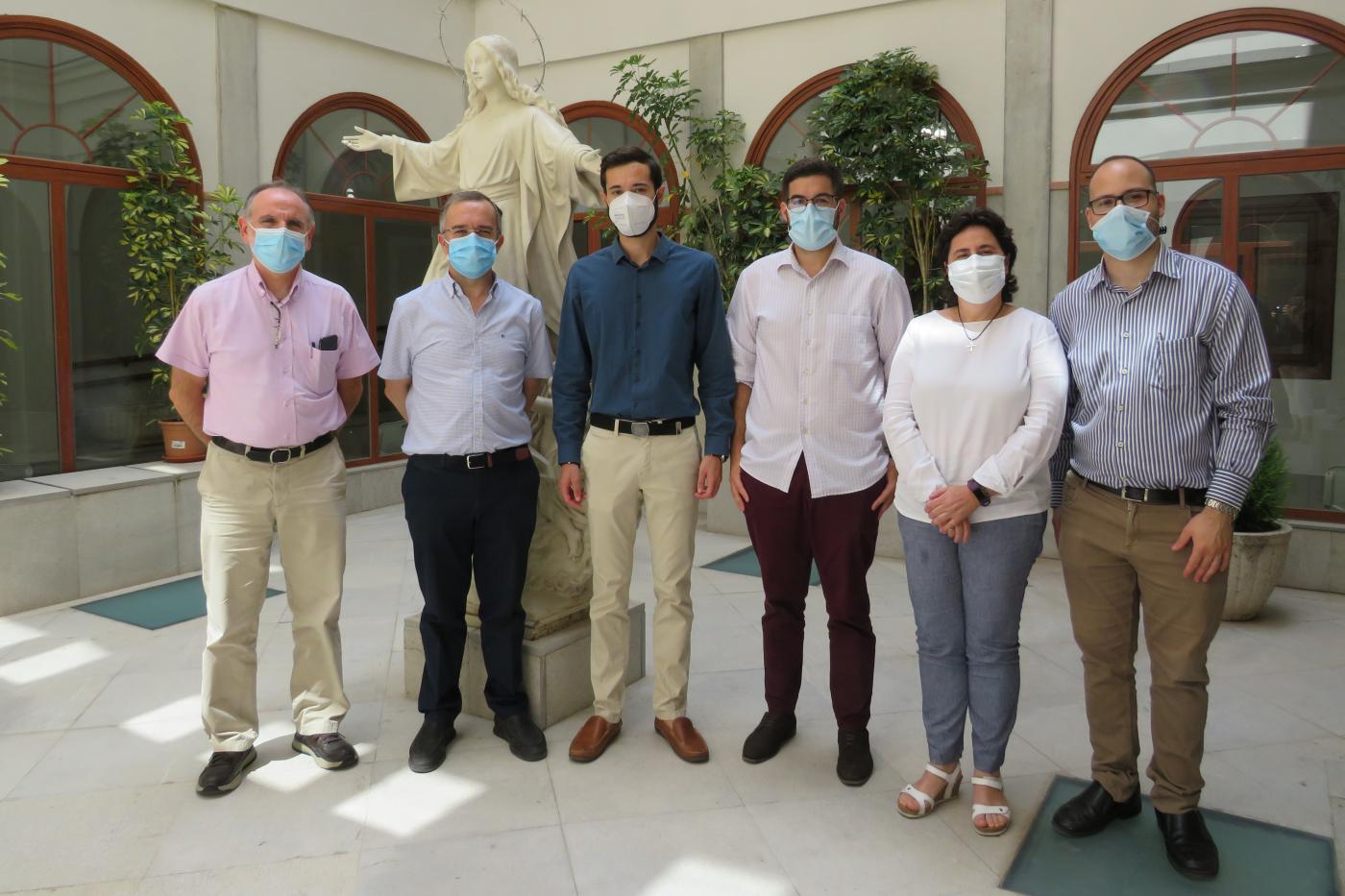 Los seminaristas Aaron, Santiago y Eduardo junto al tribunal del examen // E. LLAMAS
