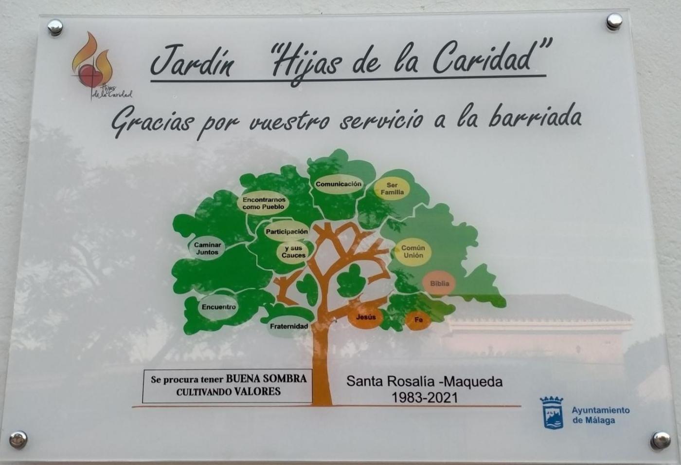 Placa que da nombre a los jardines de la parroquia