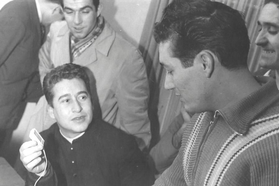 Los emigrantes graban sus mensajes para que los curas los hagan llegar a sus familiares