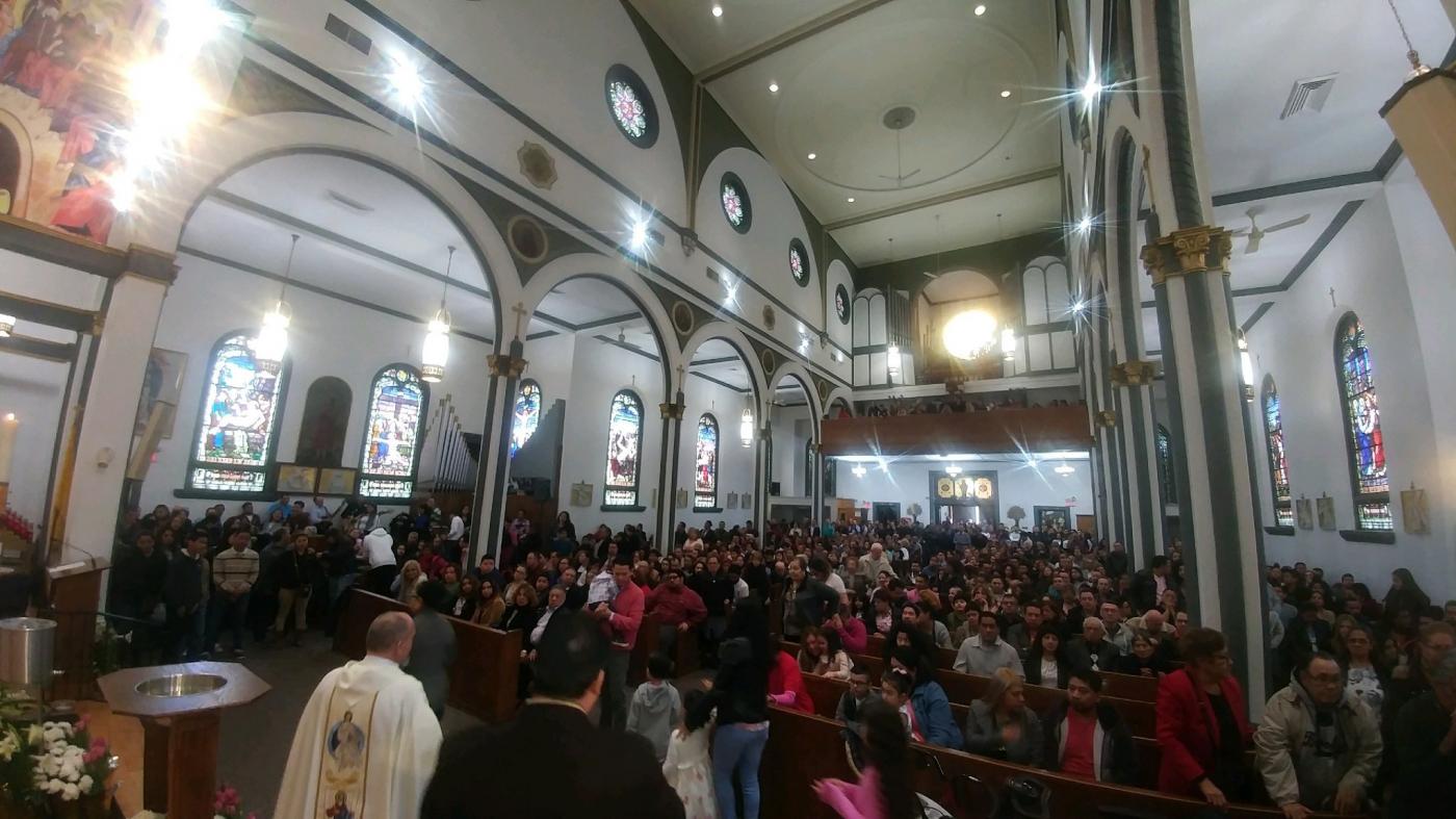Óscar Martín en la parroquia de San Antonio de Padua (Diócesis de Newark, EEUU)