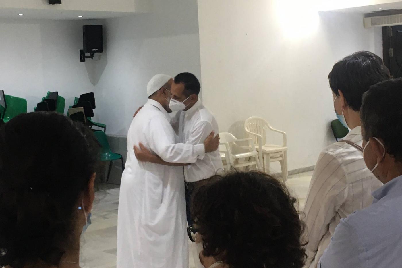 El delegado de de Ecumenismo y Diálogo Interreligioso, Rafael Vázquez y el Imán, Mohamed Kamal, durante la visita