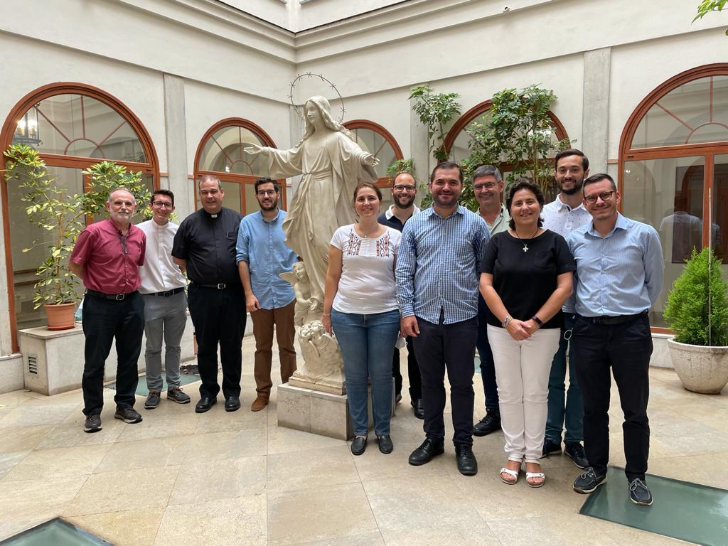 Los alumnos Rafael López y Teresa Jiménez, con el tribunal y miembros del Seminario, tras el examen de Síntesis Teológica // E. LLAMAS