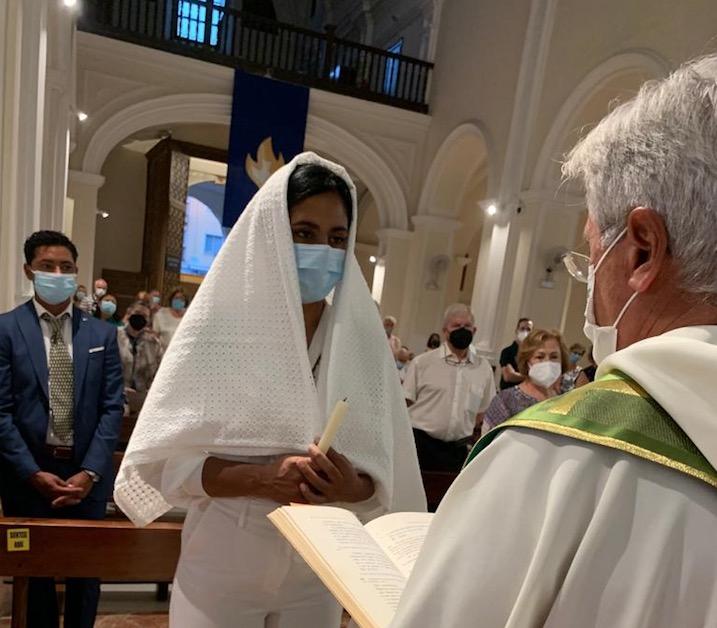 Yuriamna Alonso recibe el sacramento de la confirmación, en la parroquia de Nuestra Señora del Carmen, en Málaga