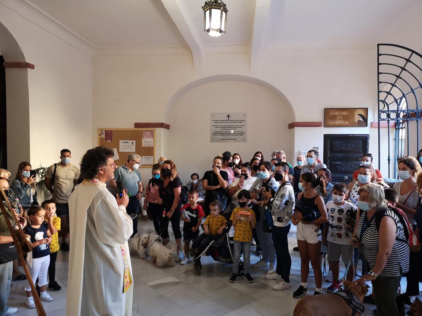 Bendición de los animales en el atrio de la parroquia de la Divina Pastora, en la fiesta de san Francisco de Asís