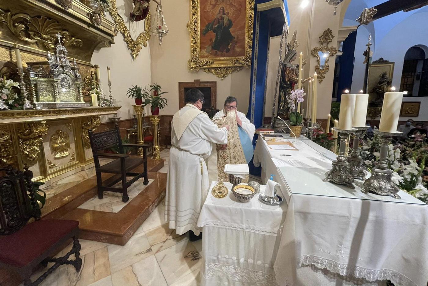 Donan una casulla del mártir José Moreno a la parroquia del Rosario de Fuengirola