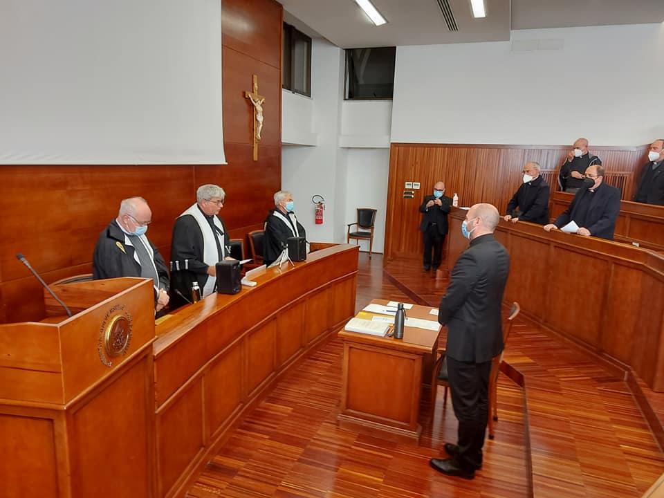 El sacerdote Jesús D. Hurtado, durante la defensa de la tesis