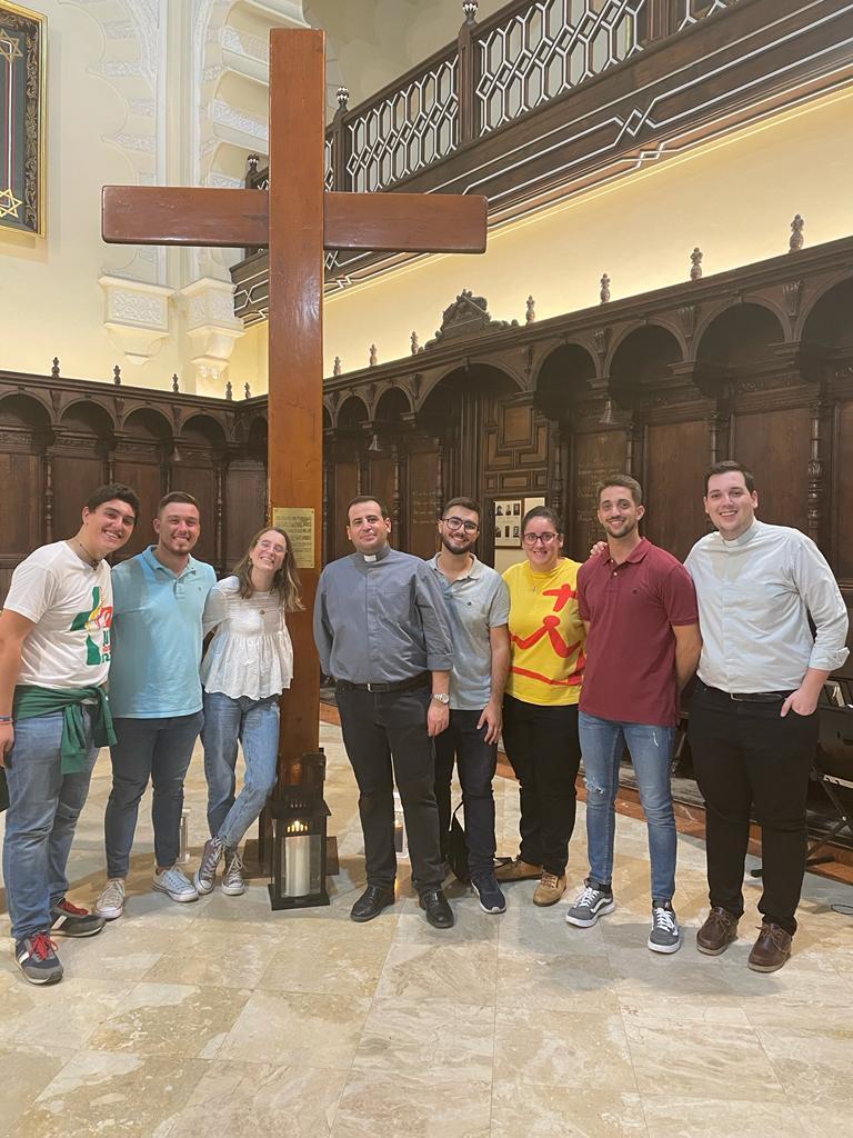 La Cruz y el Icono de la JMJ en la Vigilia de oración de la Basílica de la Victoria