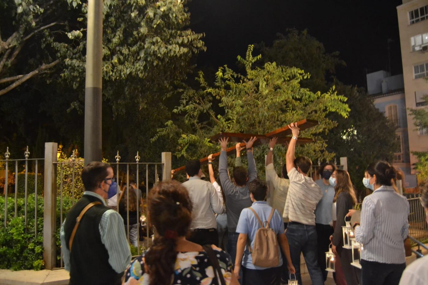 La Cruz y el Icono de la JMJ en la Vigilia de oración de la Basílica de la Victoria