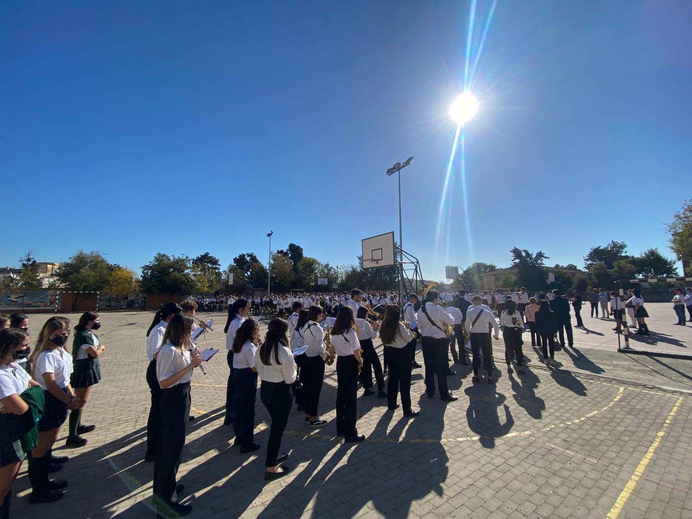 La Cruz y el Icono de la JMJ en el Centro Educativo Santa Rosa de Lima, de la Fundación Victoria // D. GARCÍA