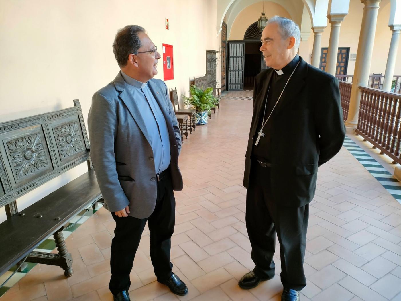 Vicente Martín saluda al Obispo de Málaga a su llegada al Obispado de Málaga donde han mantenido un encuentro