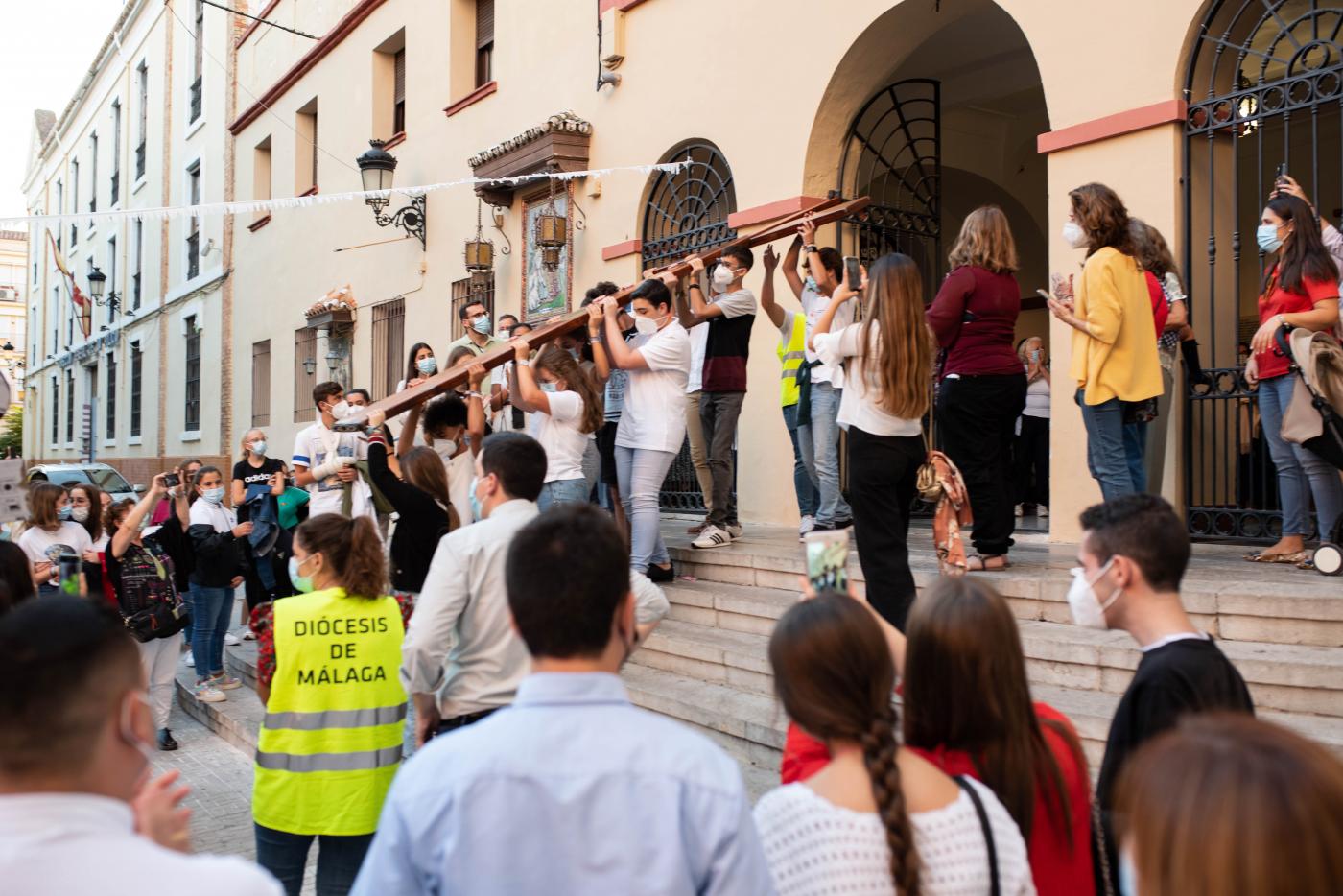 La Cruz y el Icono de la JMJ salen de la parroquia Divina Pastora dirección a la Catedral // D. GARCÍA