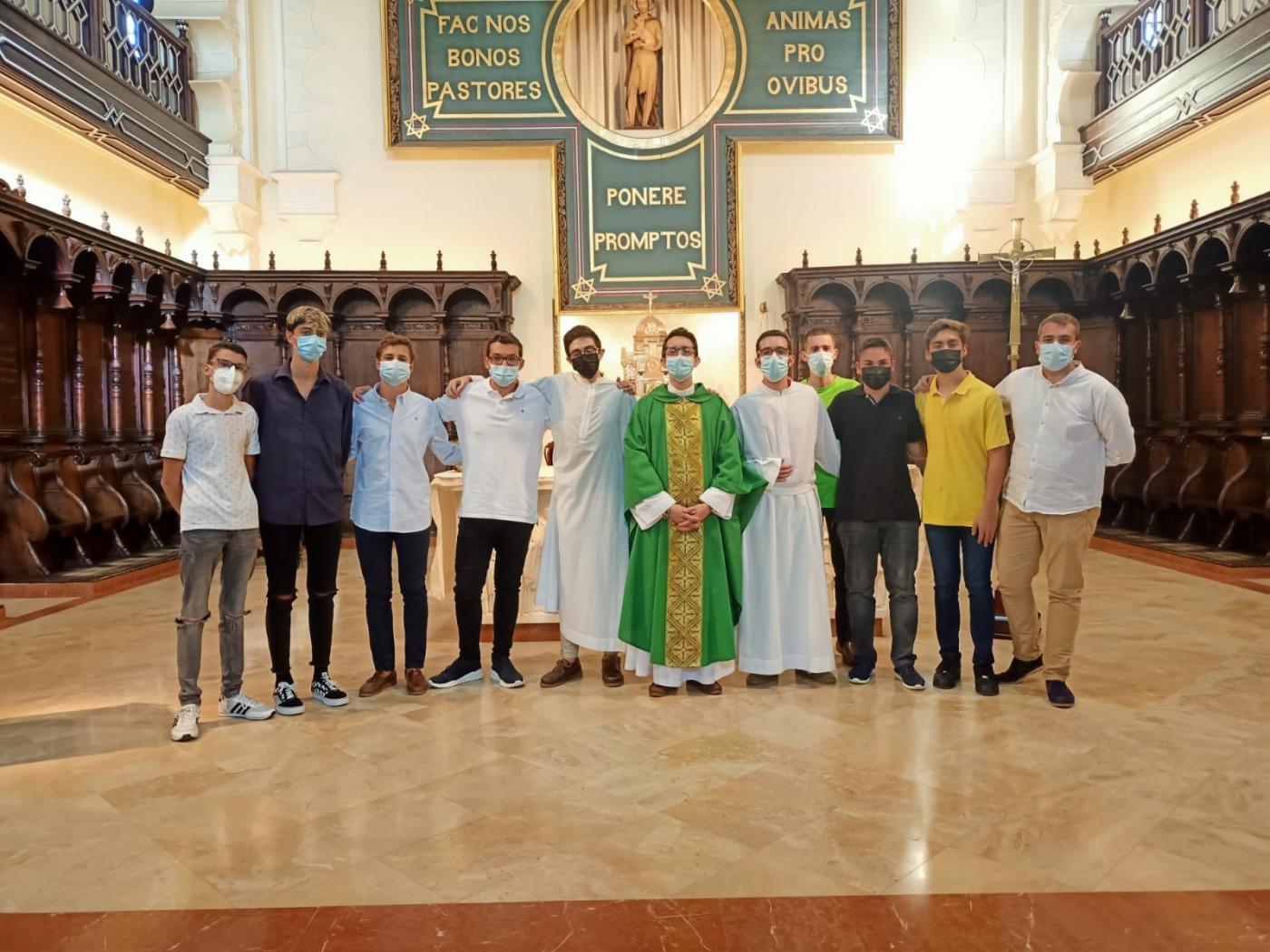 Seminaristas menores junto al equipo de monitores, en la Capilla del Buen Pastor del Seminario Diocesano // J. VILLANUEVA