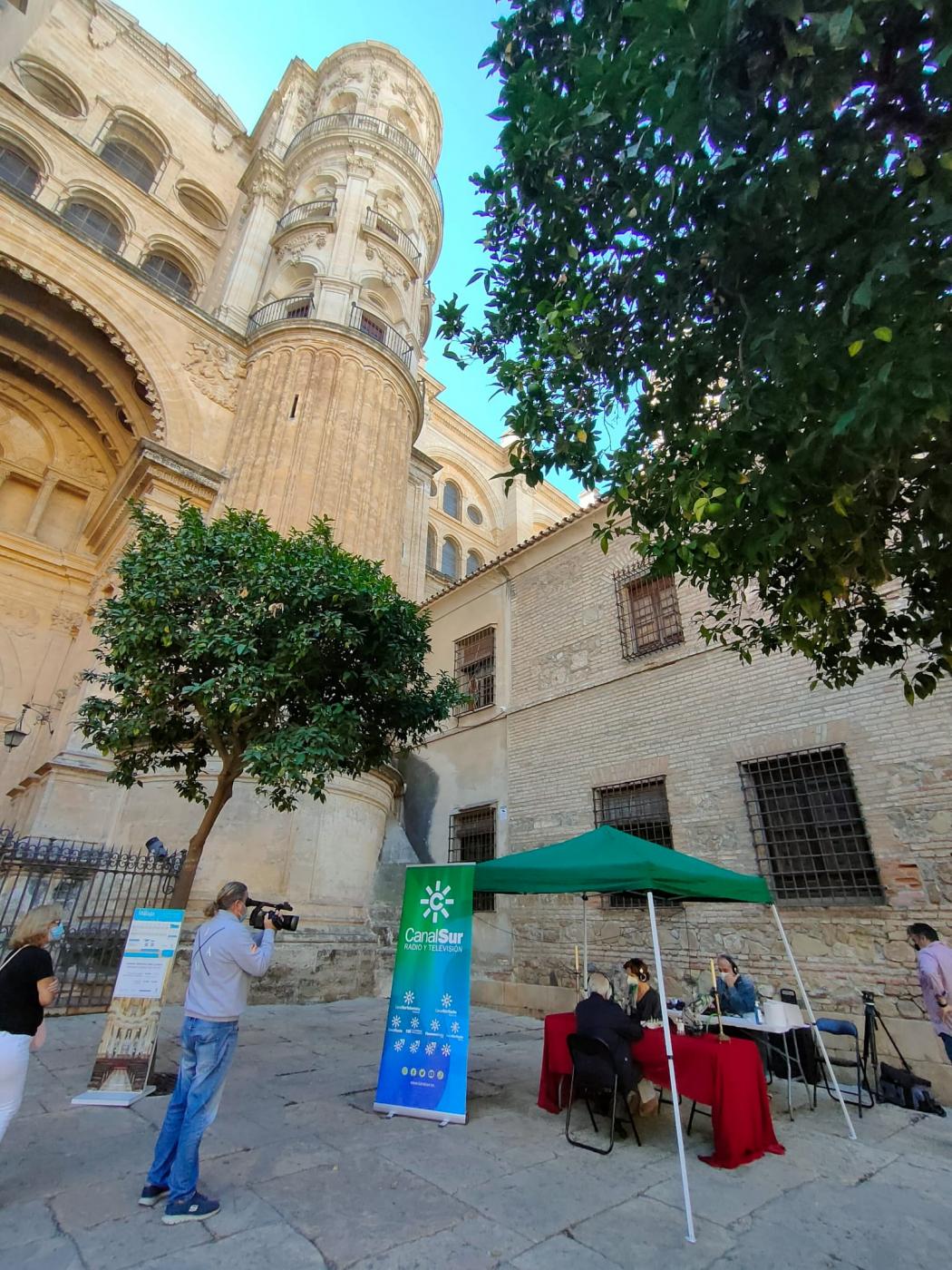 Set de Canal Sur Radio en el patrio de los naranjos de la Catedral
