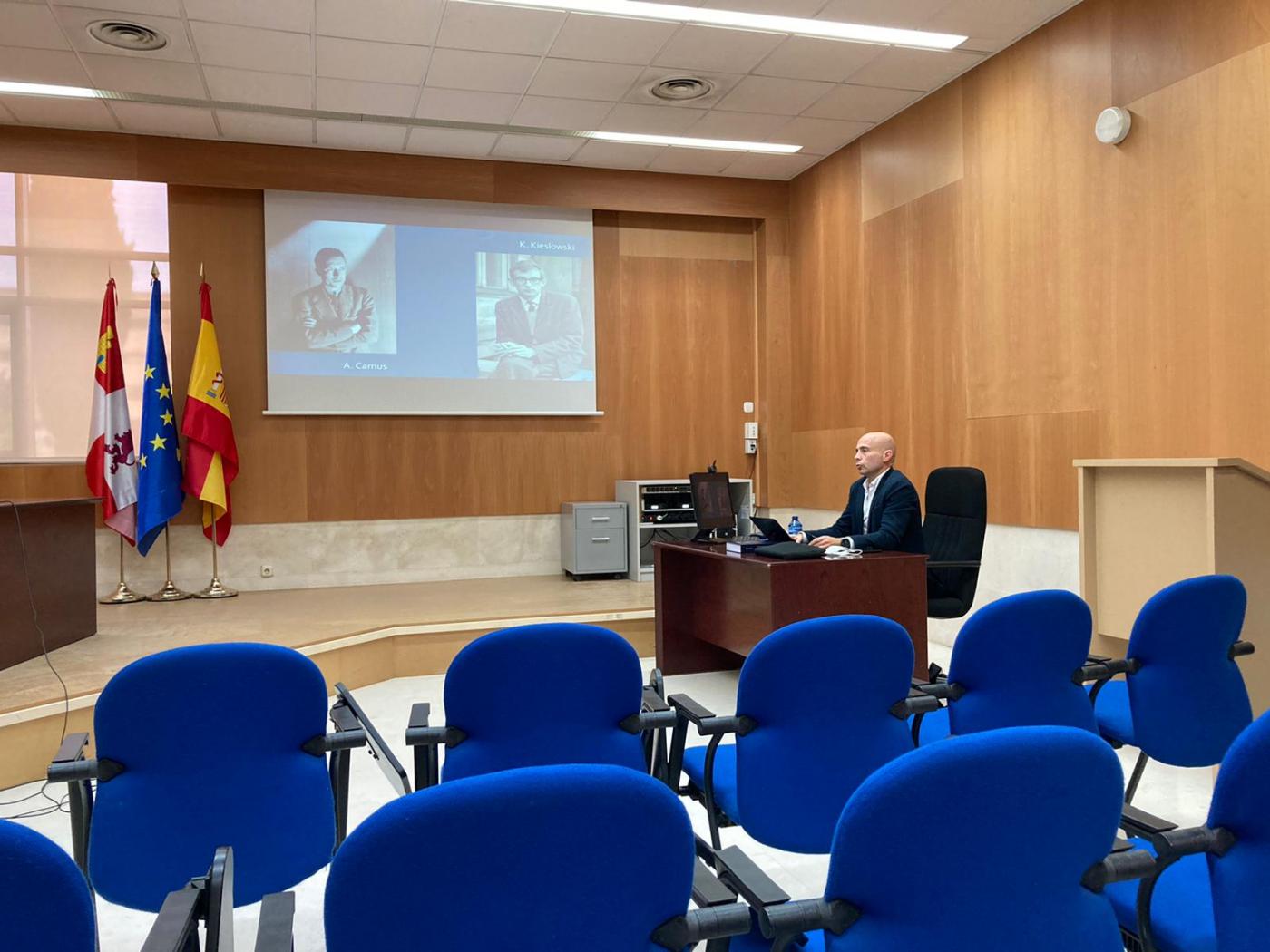 Ángel Nuño durante la defensa de la tesis