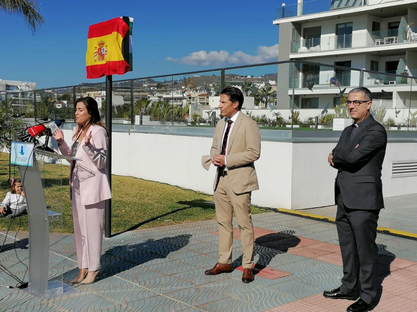 Se descubre la placa con el nombre de la calle dedicada a Salvador Gil // C. SUÁREZ