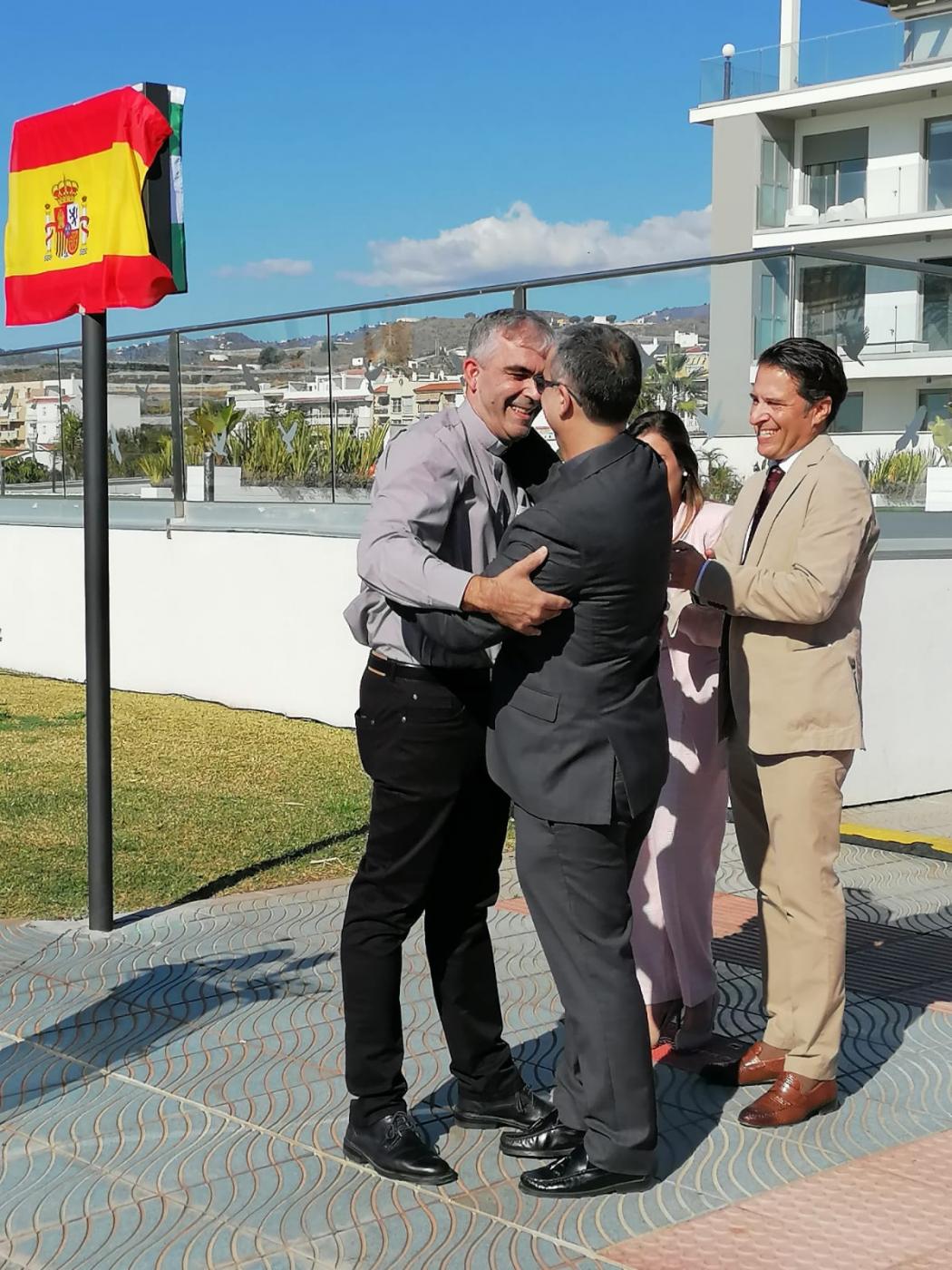 Se descubre la placa con el nombre de la calle dedicada a Salvador Gil // C. SUÁREZ