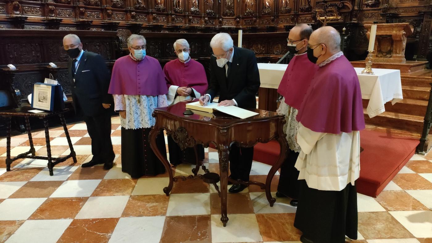 El presidente italiano firmando el libro de honor de la Catedral