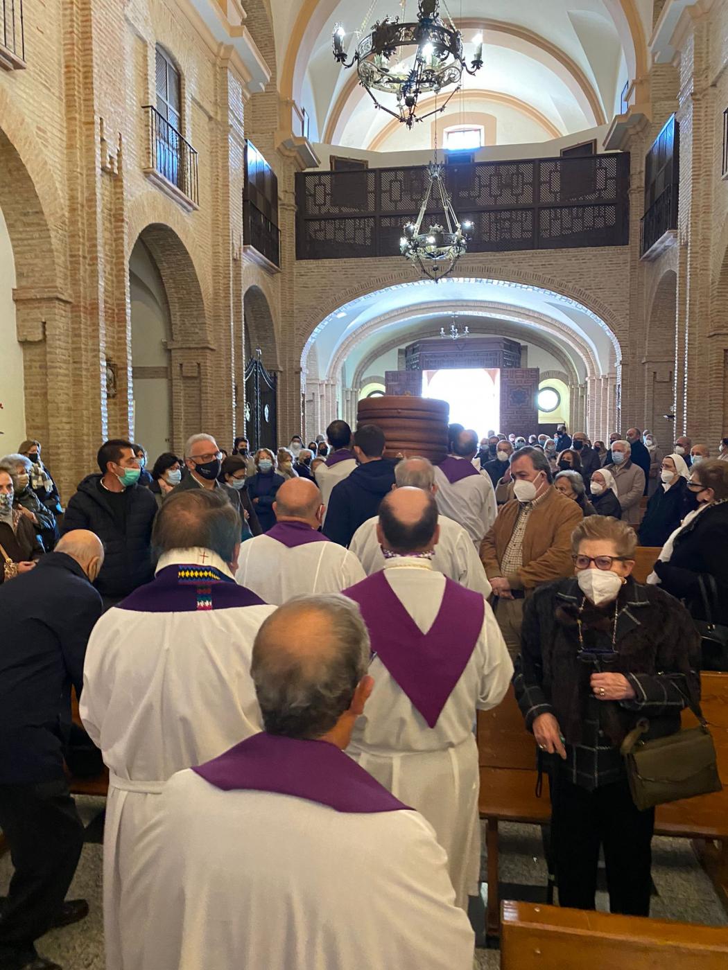 El féretro con los restos del sacerdote Antonio Hoyos fue sacado de la Iglesia por sus compañeros sacerdotes