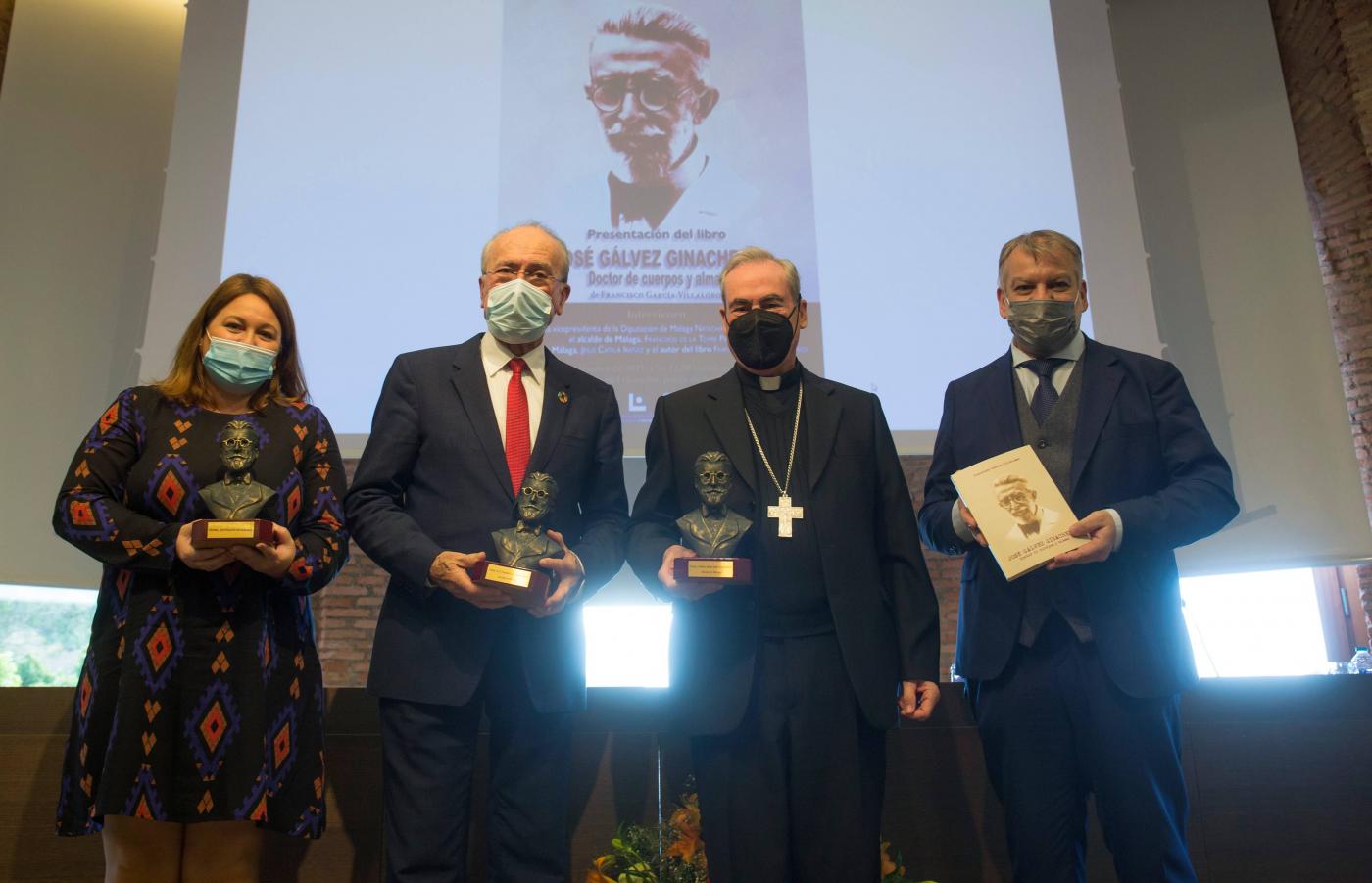 La vicepresidenta de Diputación, Natacha Rivas; el alcalde, Francisco de la Torre y el obispo de Málaga, Jesús Catalá, junto al autor del libro Francisco García Villalobos durante la presentación
